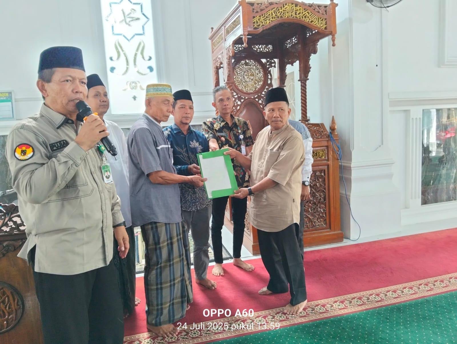 KUA Tenaya Raya Terbitkan 2 Akta Ikrar Wakaf Masjid Al-Mustaqim