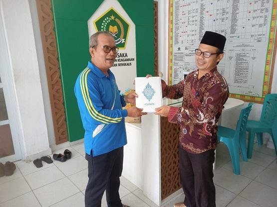 KUA Bengkalis Salurkan Wakaf Al-Qur’an kepada Masjid Istianah Wonosari Barat