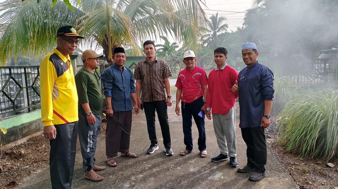 Tingkatkan Kekompakan, KUA Keritang Rutin Gelar Gotong Royong