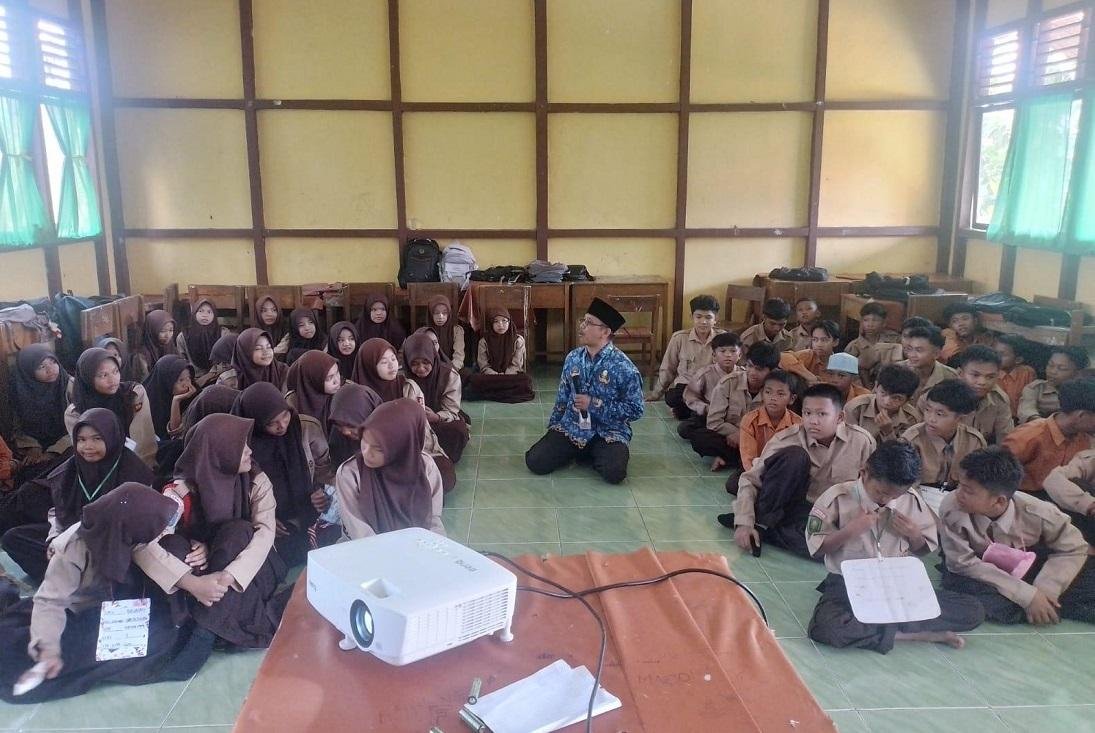 KUA Kuala Indragiri Edukasi Bahaya Bullying di MPLS SMP Satu Atap Teluk Dalam