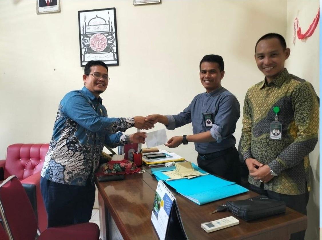 Ka. KUA Rumbai Serahkan Bantuan Infak Catin pada Majelis Taklim Musholla Al-Hidayah