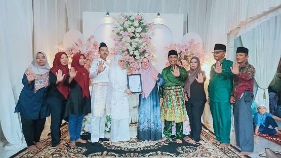 Kepala KUA Bantan Serahkan Sertifikat Siap Nikah dan Siap Hamil Kepada Pasangan Catin