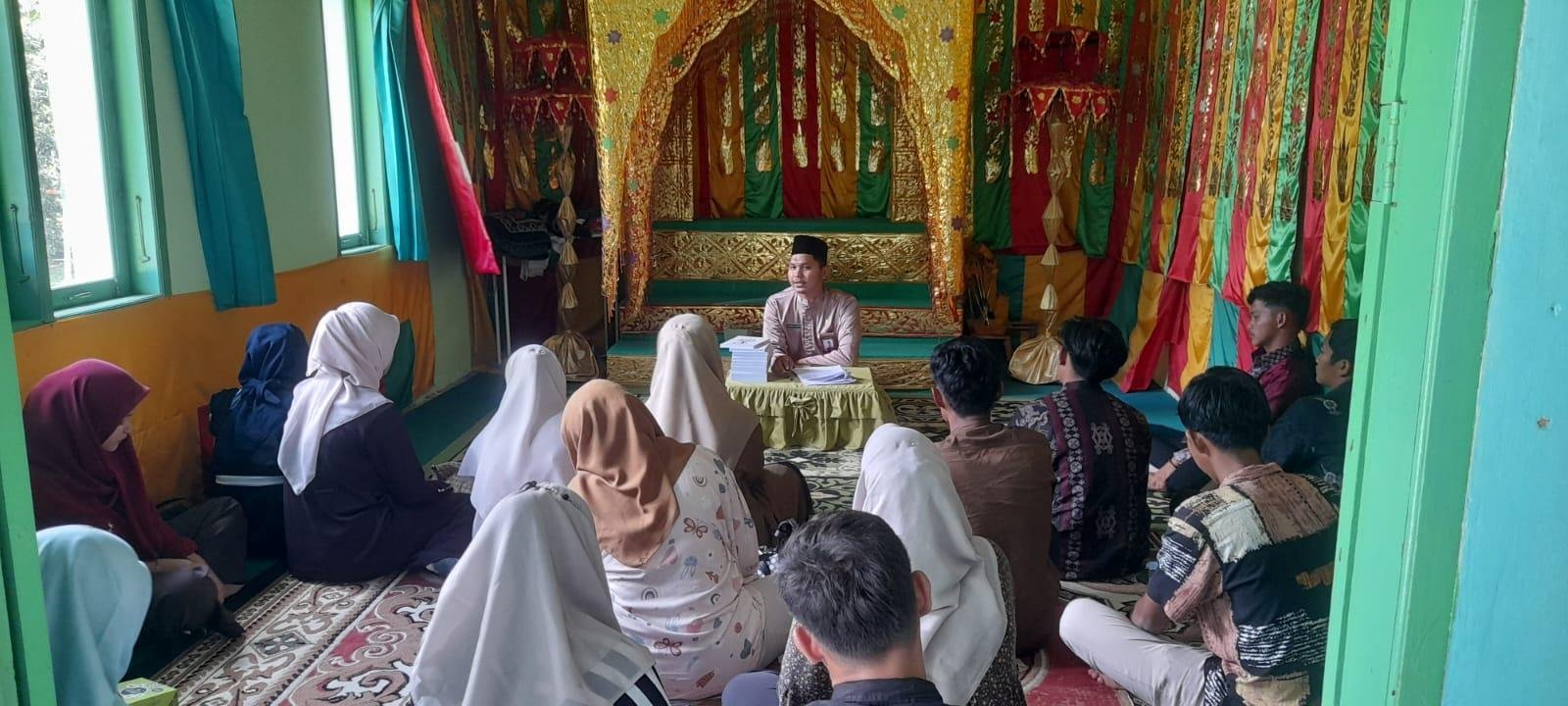 Penghulu Ahmad Jumaidi Tekankan Persiapan Rohani dan Latih Ijab Kabul dalam Bimbingan Perkawinan di KUA Logas Tanah Darat