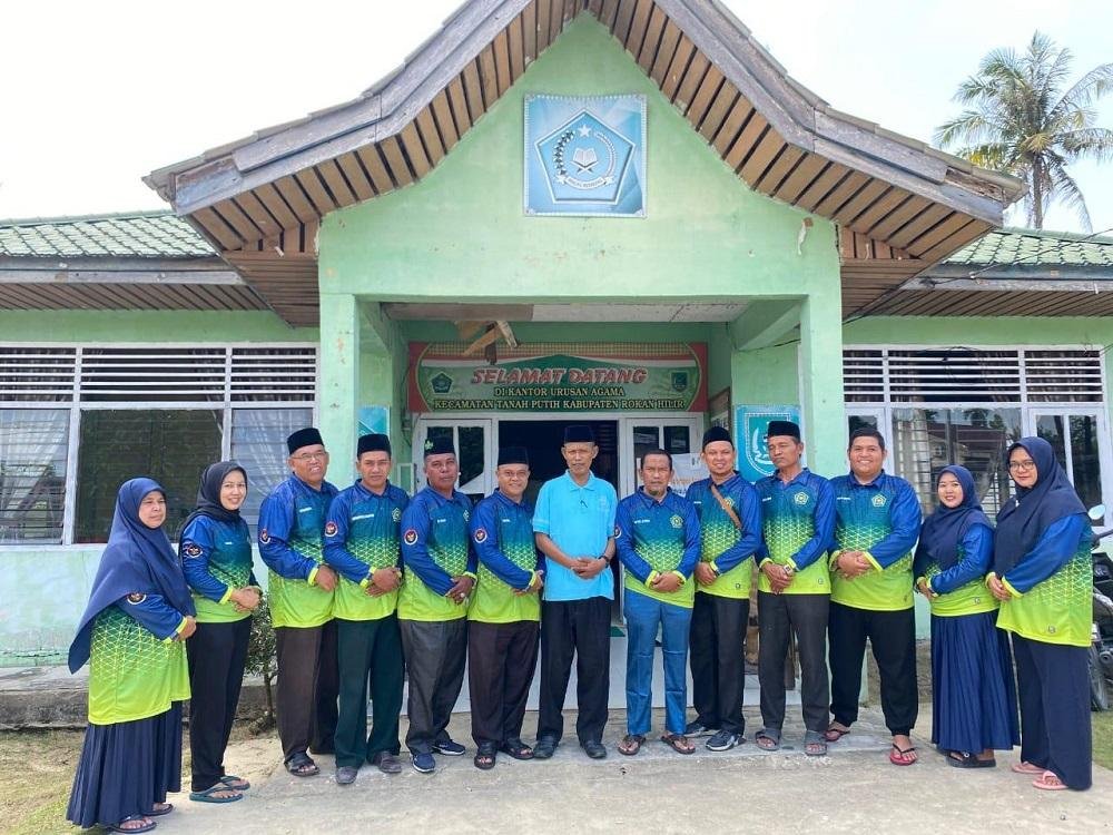 KUA Tanah Putih Laksanakan Goro Sambut Hari Jadi Provinsi Riau dan HUT RI