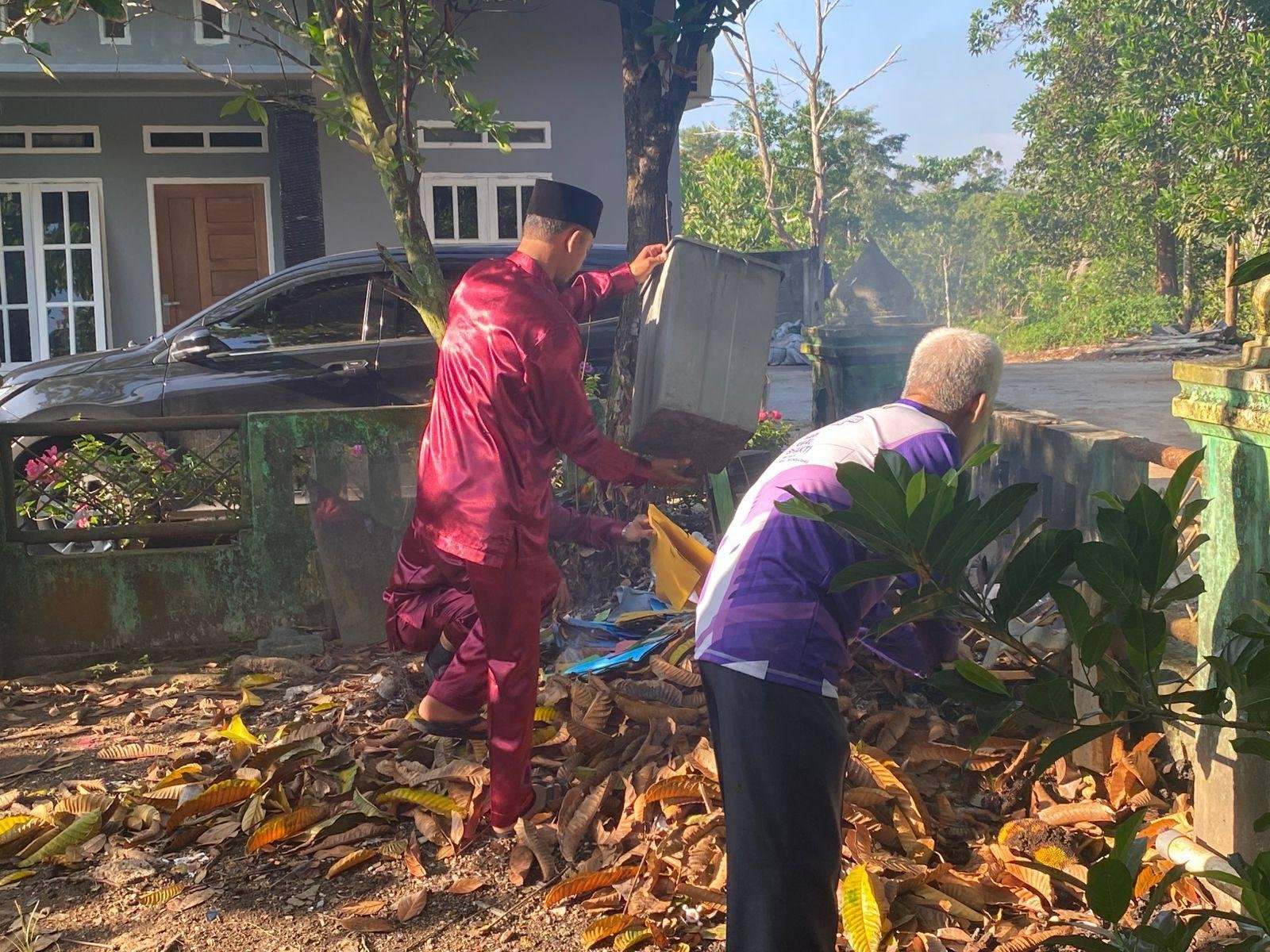 KUA Rengat Barat Lakukan Aksi Bersih Lingkungan Kantor
