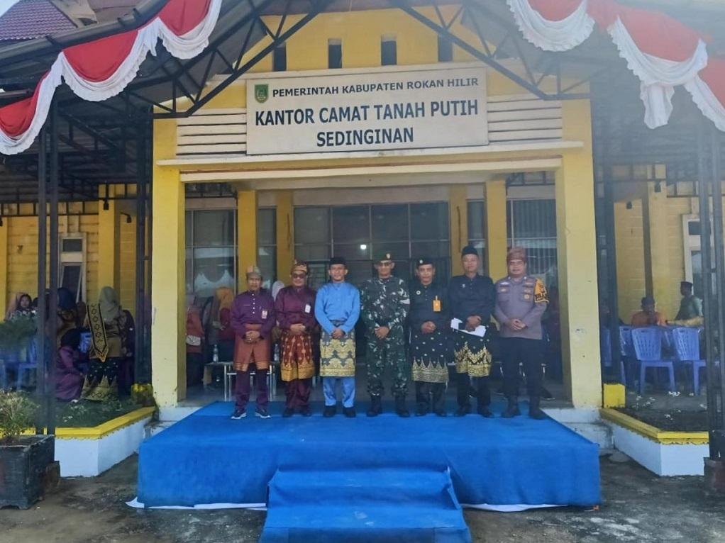 Peringati HUT Provinsi Riau Ke-68, Kepala KUA Tanah Putih Hadiri Upacara di Kantor Camat