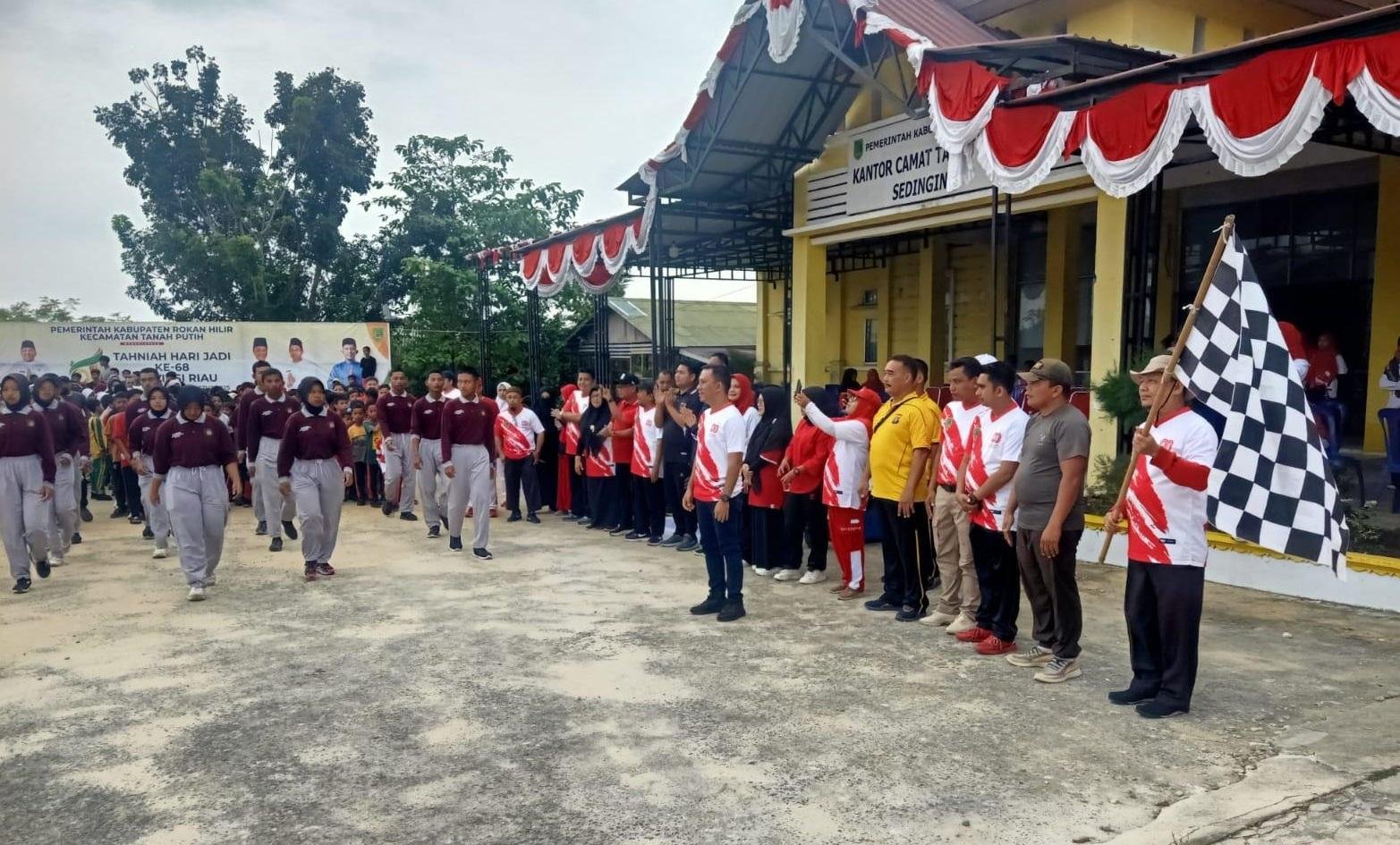 Menyongsong Hari Kemerdekaan RI, Kepala KUA Tanah Putih dan Staf Antusias Ikuti Jalan Santai