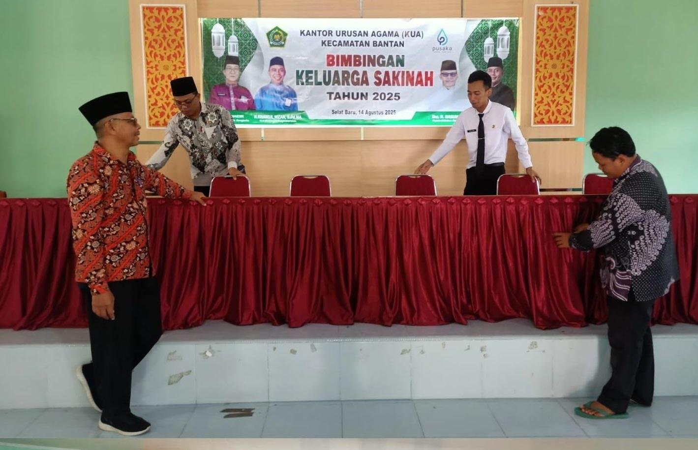 KUA Bantan dan Pemerintah Desa Selatbaru Gelar Gotong Royong Persiapan Bimbingan Keluarga Sakinah