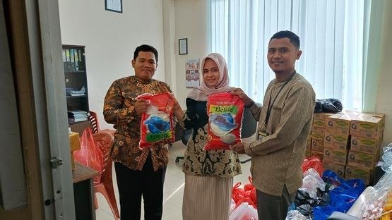 Sambut HUT RI ke-80, KUA Pinggir Serahkan Sembako Untuk Jalan Santai Kecamatan Pinggir