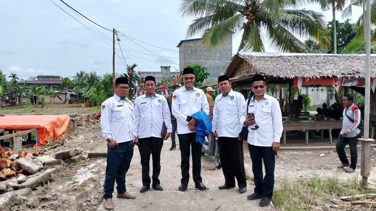 Ka. KUA Kecamatan Keritang Tinjau Lokasi MTQ di Desa Teluk Kelasa