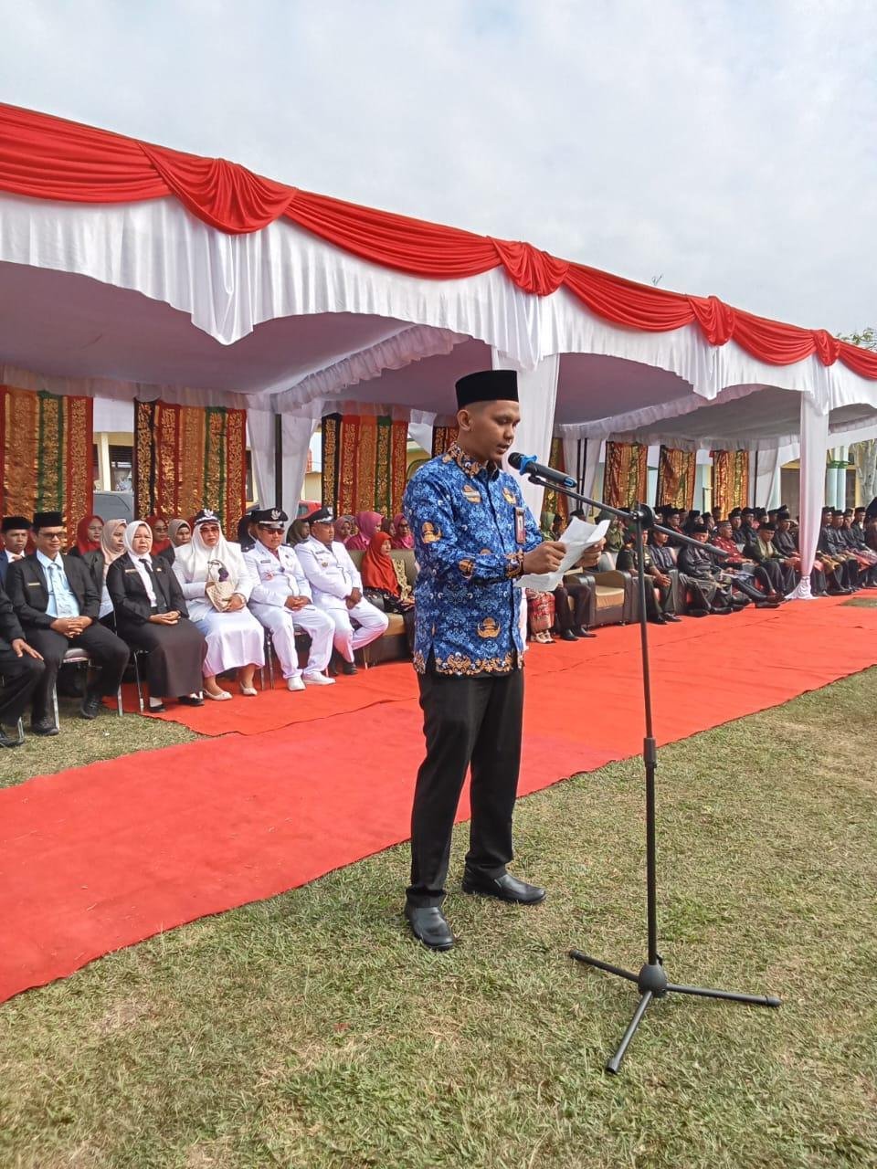 Penghulu Kecamatan Logas Tanah Darat, Ahmad Jumaidi Bacakan Doa pada Upacara HUT RI 