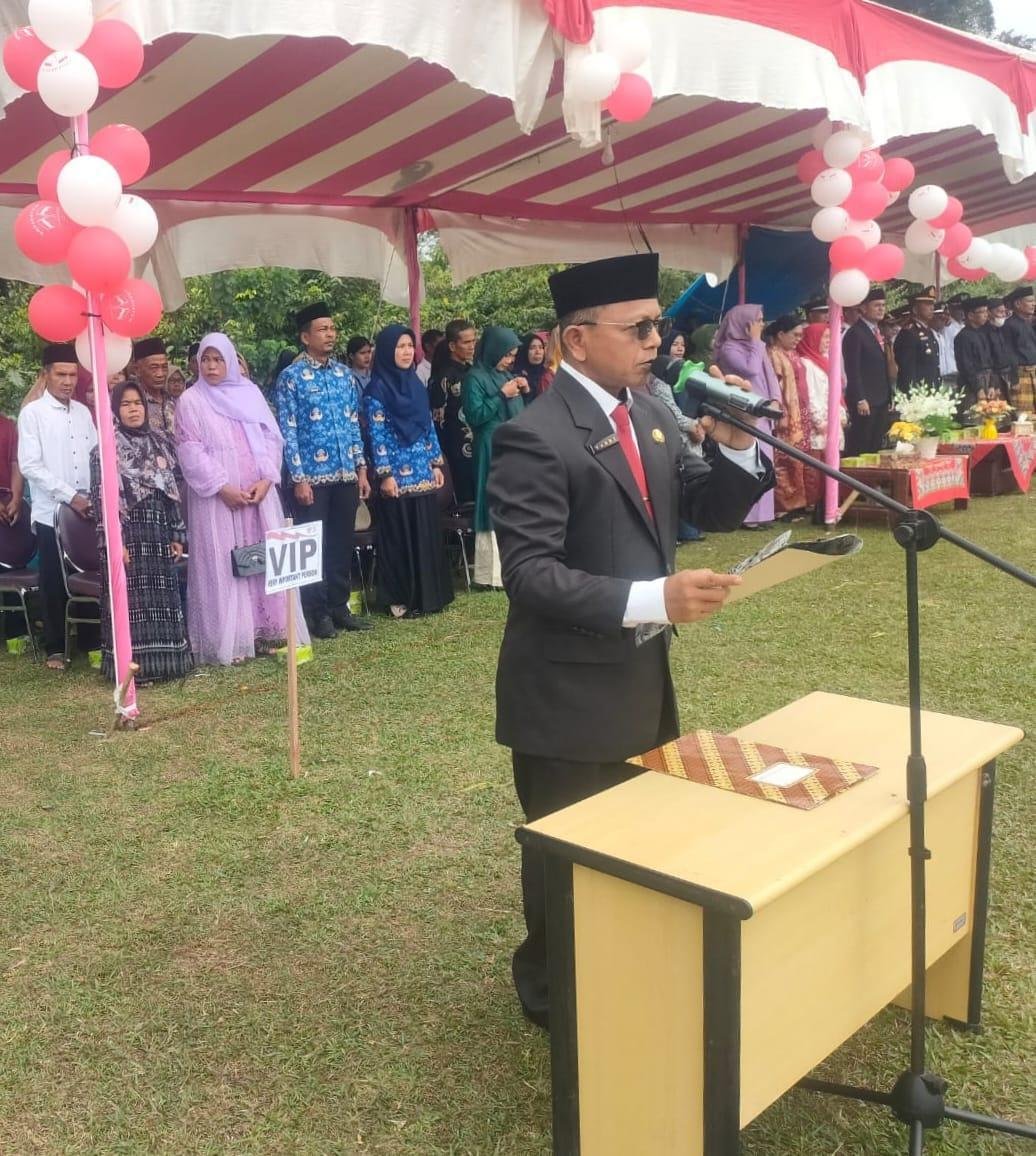 Ka. KUA Pangean Lantunkan Do’a Pada Upacara HUT Ke - 80 RI