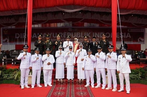 Kepala KUA Ikuti Penurunan Bendera HUT ke-80 RI di Halaman Kantor Camat Mandau