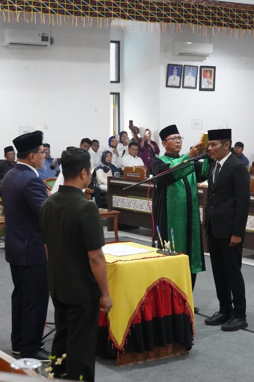 H. Jefri Eriadi Jadi Rohaniawan dan Membacakan Doa pada Pengambilan Sumpah PAW Anggota DPRD Kuansing