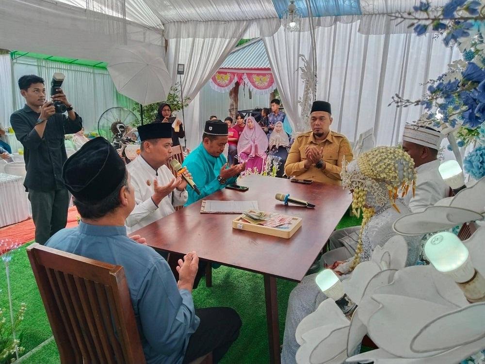 Kepala KUA Seberida Amrullah Pandu Akad Nikah Warga Desa Sibabat