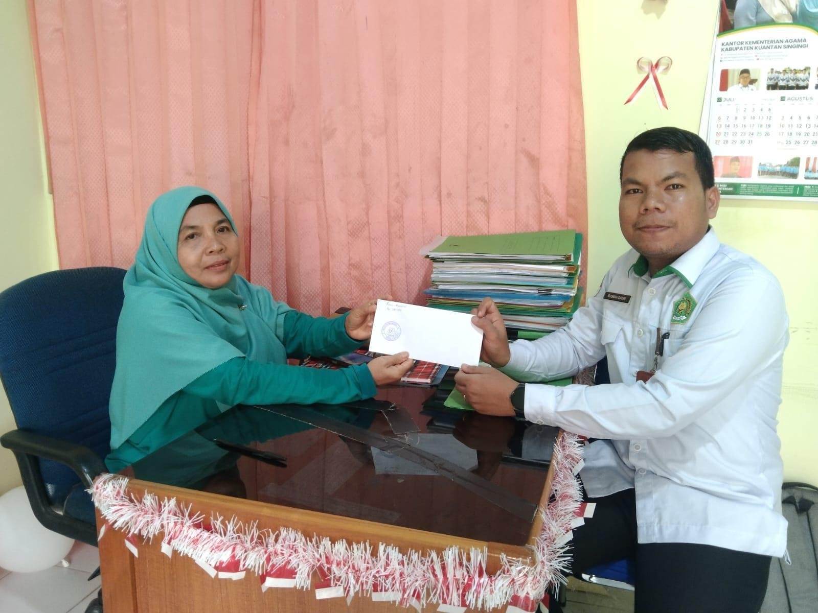 Penghulu Kecamatan Pucuk Rantau Serahkan Infaq Seribu ke Kemenag Kuantan Singingi