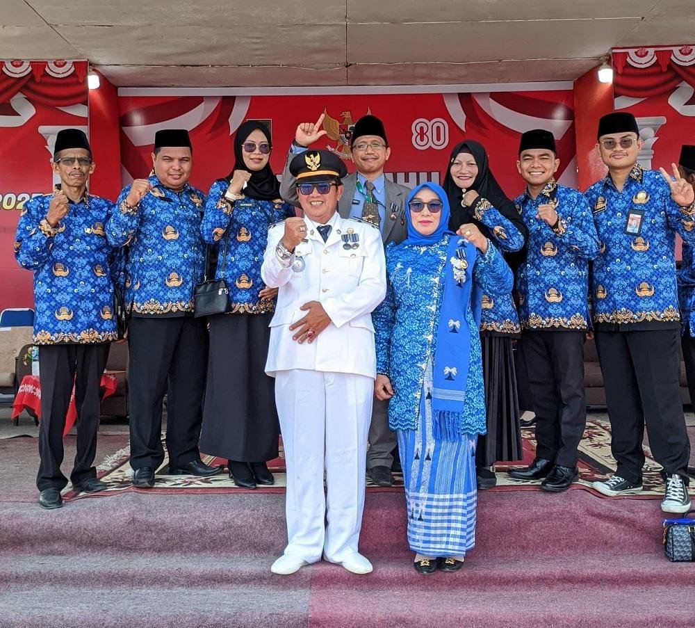 Ka. KUA Kuala Indragiri Pimpin Doa pada Upacara HUT ke-80 RI