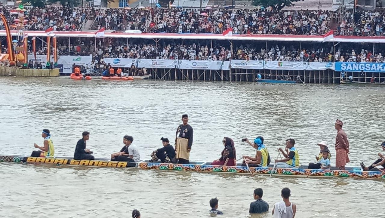 Ka.KUA Kuantan Tengah, H. Jefri Eriadi, ikut Devile Jalur pada even festival pacu jalur Kuansing di tepian Narosa Teluk Kuantan.