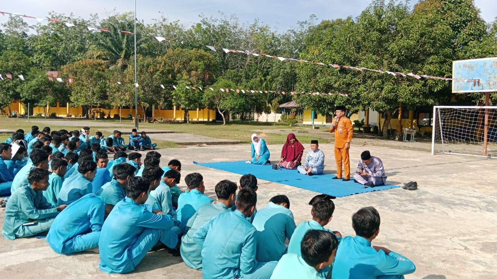 Kepala KUA Kuantan Hilir Laksanakan BRUS di SMAN 1 Kuantan Hilir Seberang