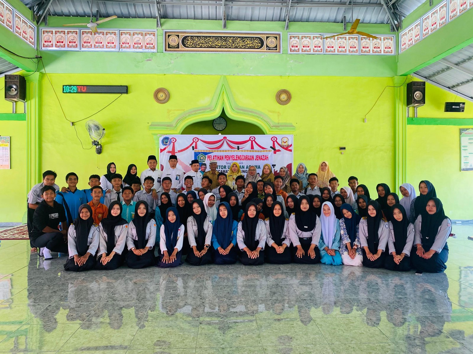 Kepala KUA Ujungbatu Beri Motivasi dan Pembinaan Keagamaan kepada Siswa SMKN 1 Ujungbatu