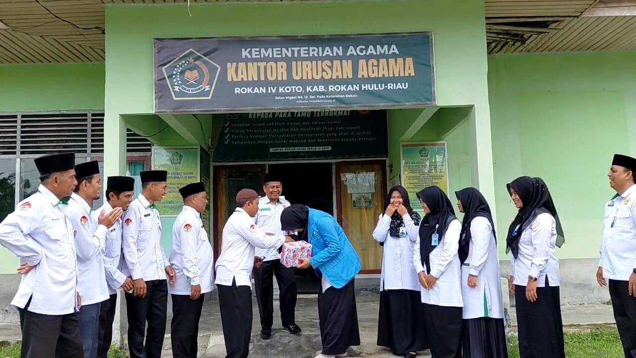 Kepala KUA Rokan IV Koto Lepas Mahasiswi Magang UIN Suska Riau dengan Penuh Haru
