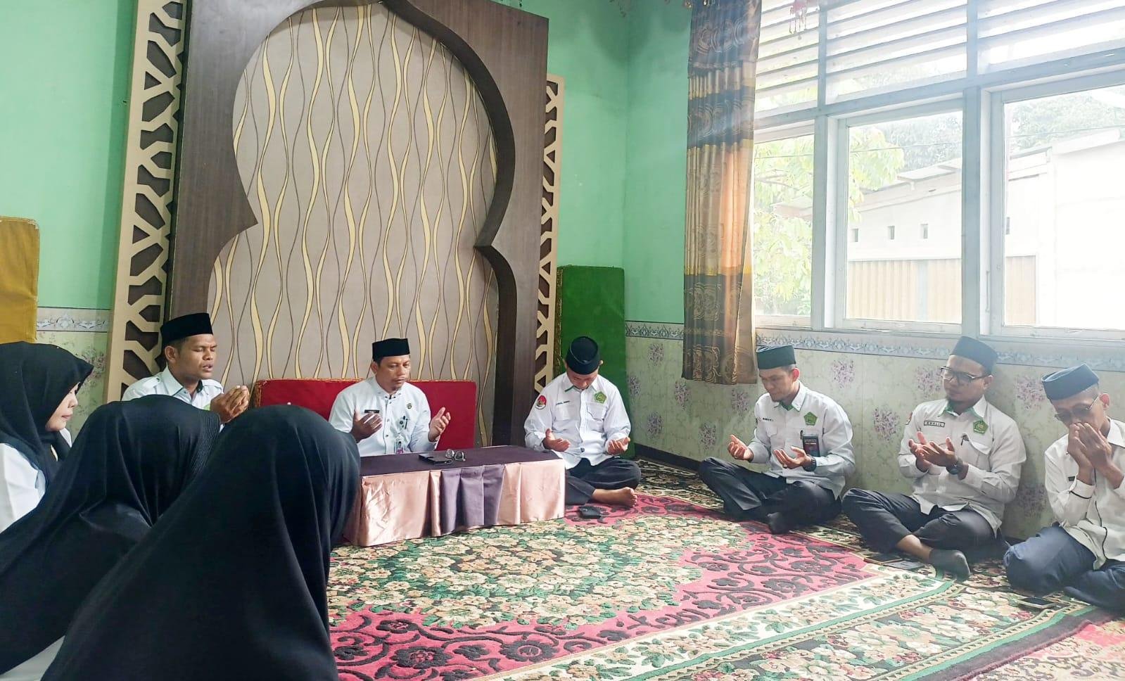 Kepala KUA Ujungbatu Pimpin Doa Bersama untuk Keselamatan Bangsa