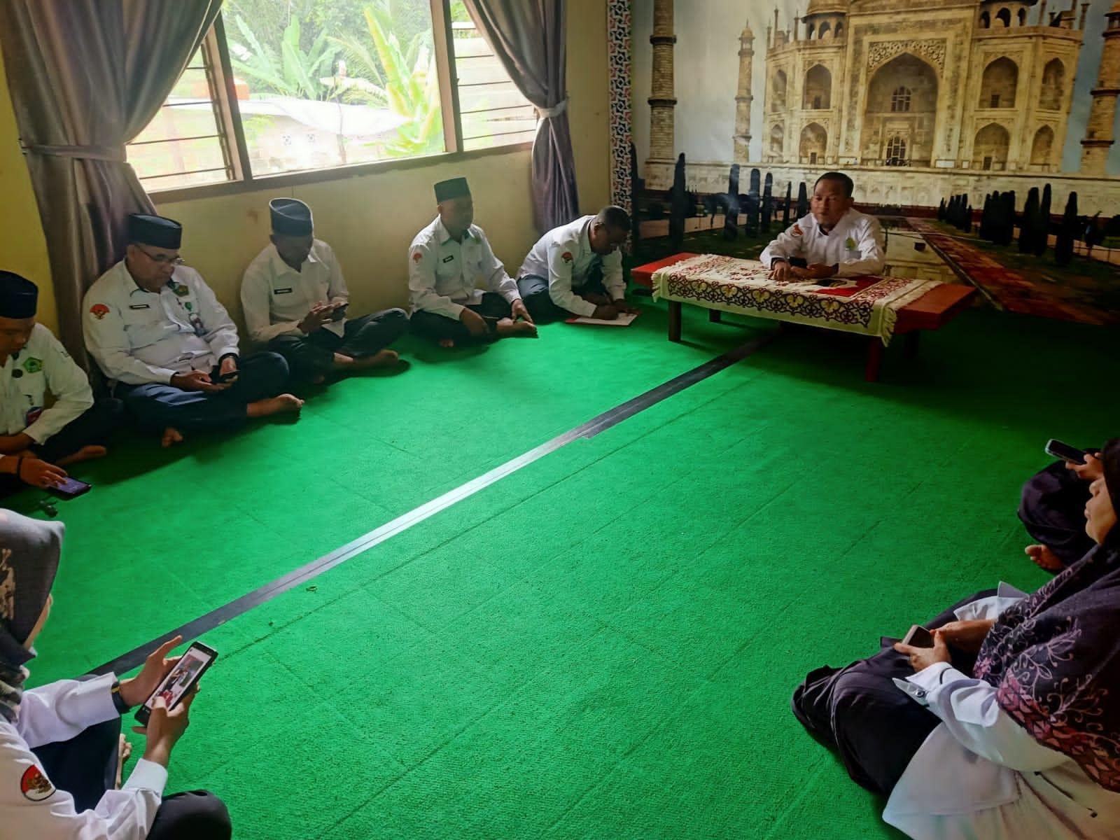 Pimpin Rapat, Kepala KUA Tanah Putih Ajak PAI dan Staf Jadi Penyejuk di Tengah Masyarakat