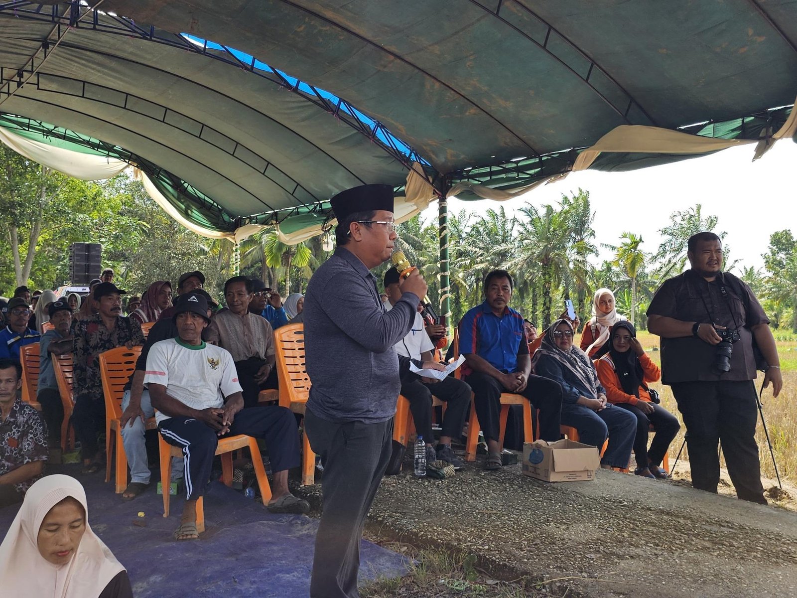 Doa dari Sawah : KUA Kuala Cenaku Hadir Menyemangati Petani di Panen Raya