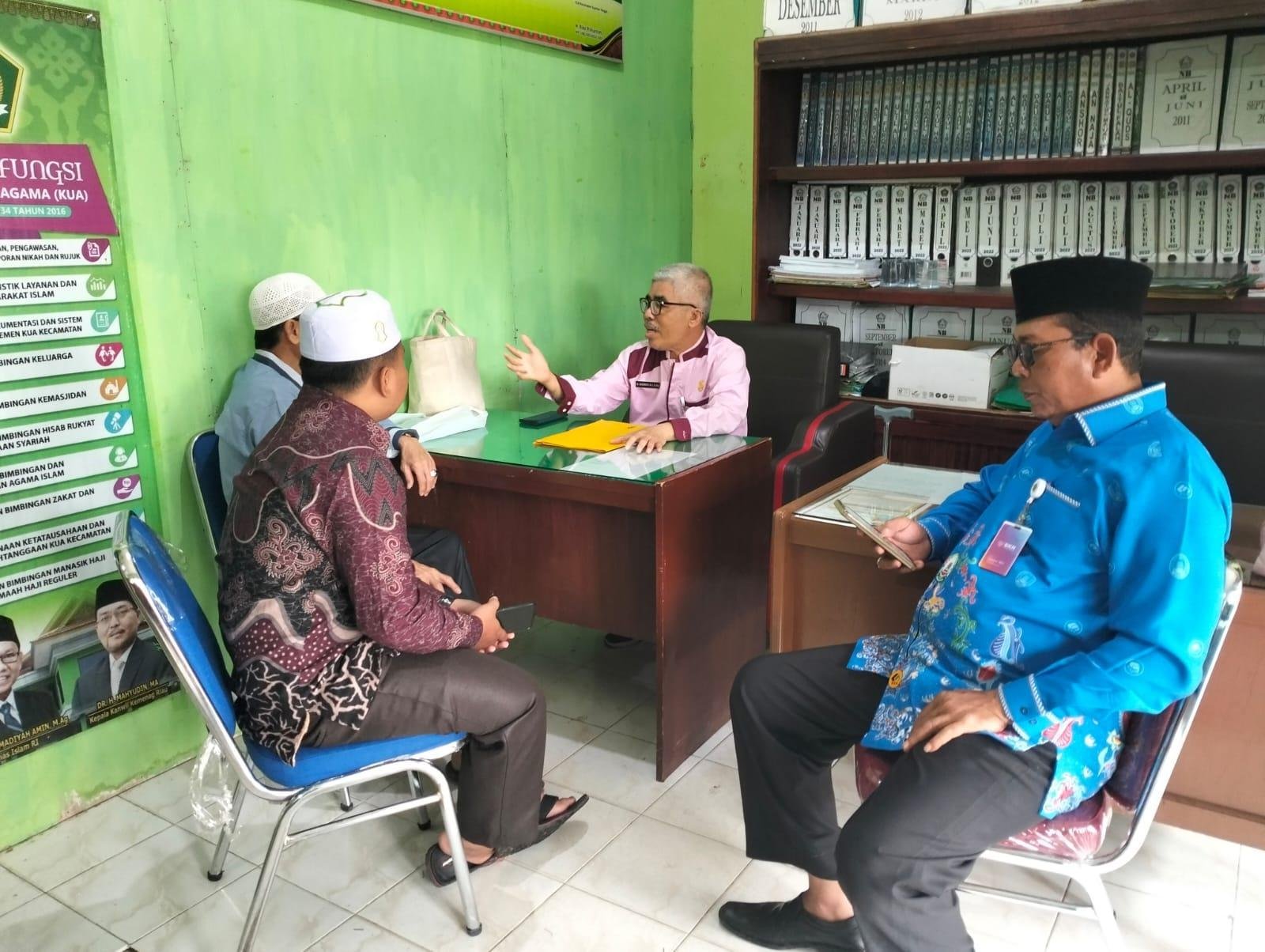 H. Herly Basman Ali Layani Masyarakat dengan Sepenuh Hati.