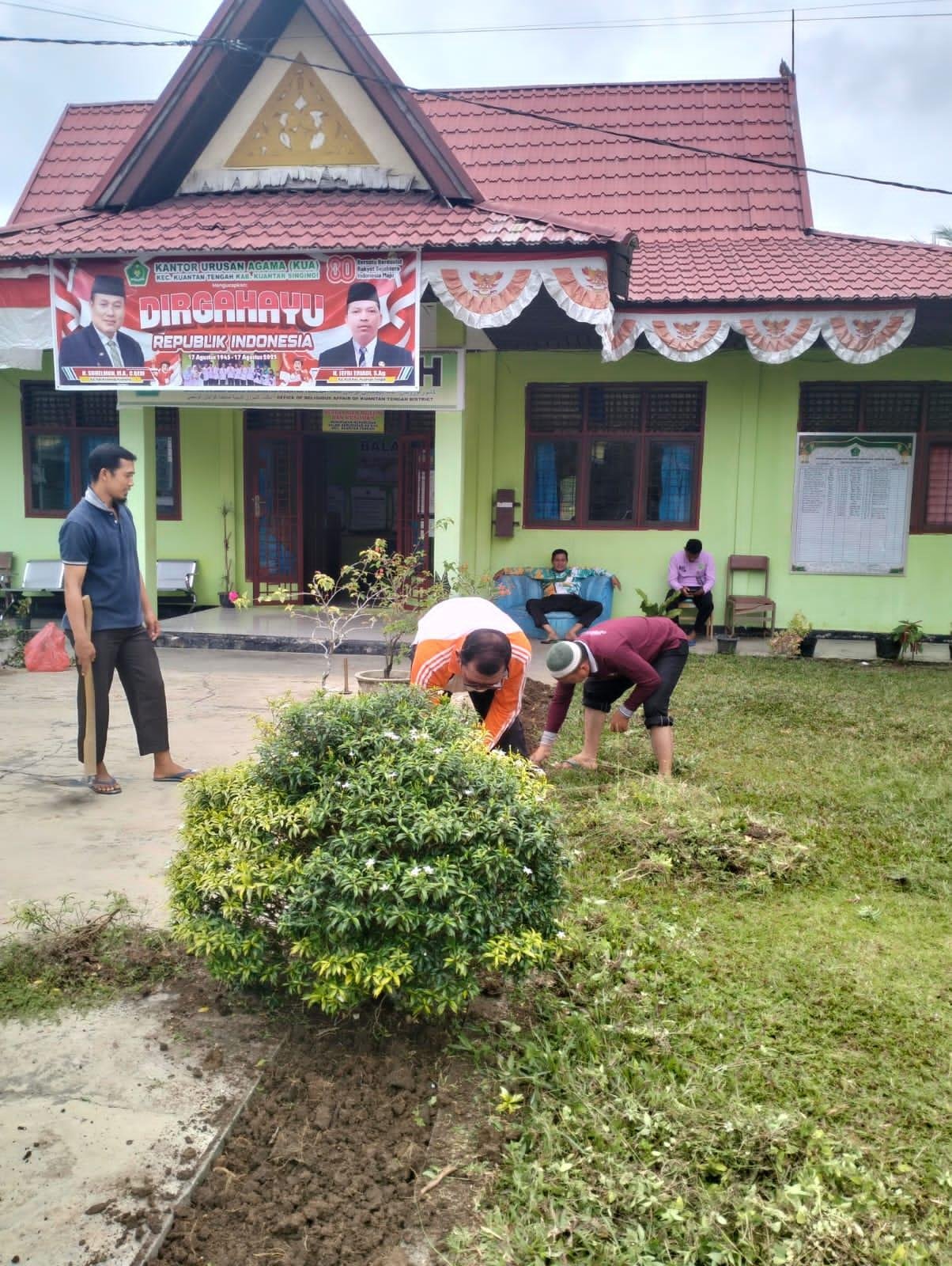 Dengan Semangat Gotong Royong, KUA Kuantan Tengah Wujudkan Kantor Bersih dan Nyaman