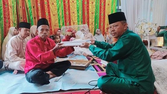 Kepala KUA Kec. Bantan Serahkan Hantaran Belanja Pernikahan di Desa Bantan Air