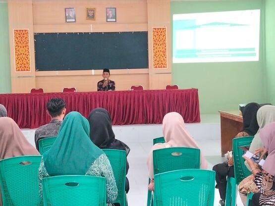 Penghulu KUA Kecamatan Bantan Ikut Berikan Penyuluhan Kesehatan Reproduksi di Desa Selatbaru