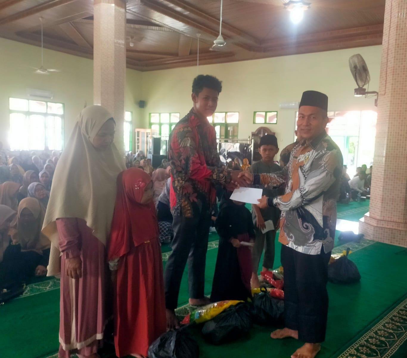 KA KUA Singingi Berikan Bantuan kepada Anak Yatim di Desa Sungai Sirih