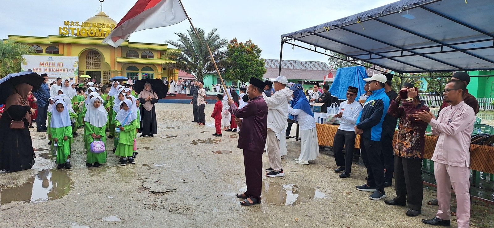 Ka. KUA Singingi Hilir Lepas Ribuan Peserta Pawai Pekan Maulid di Koto Baru