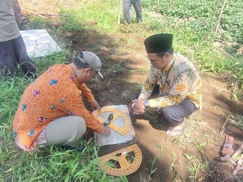 Kepala KUA Curup Tengah Ukur Arah Kiblat di Masjid Birrul Walidain