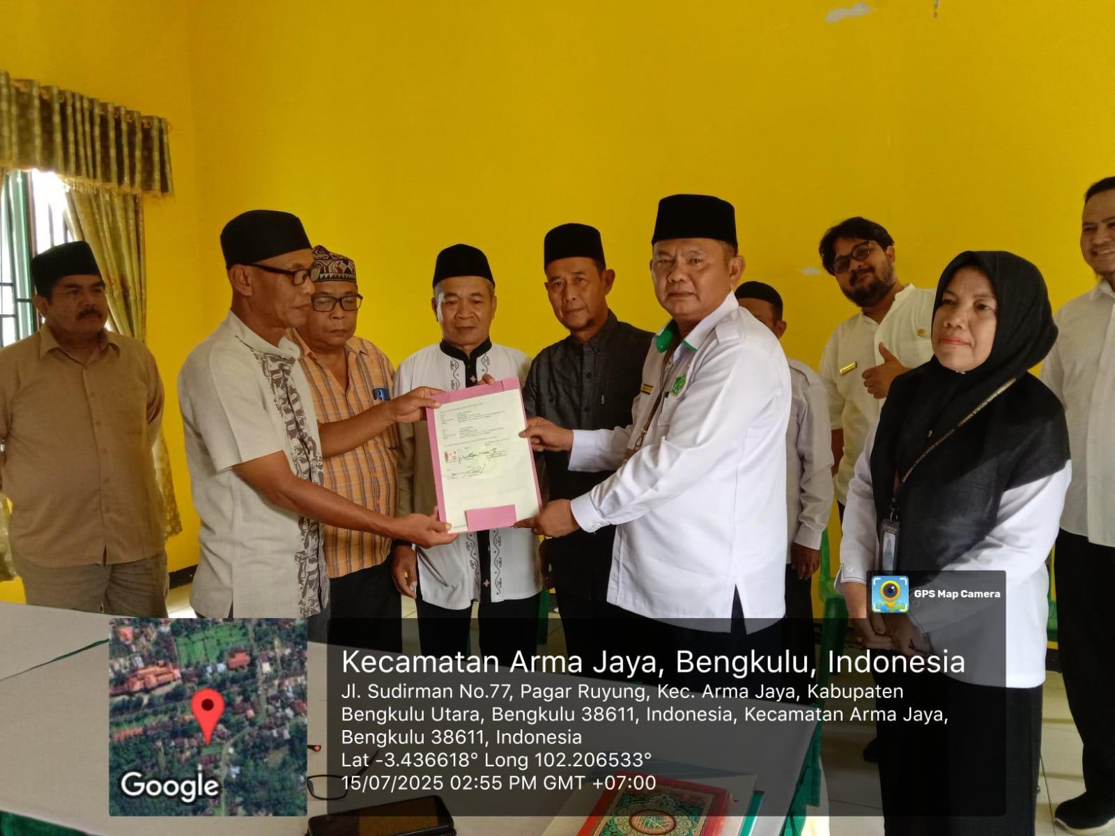 KUA Arga Makmur Serahkan Akta Ikrar Wakaf Masjid