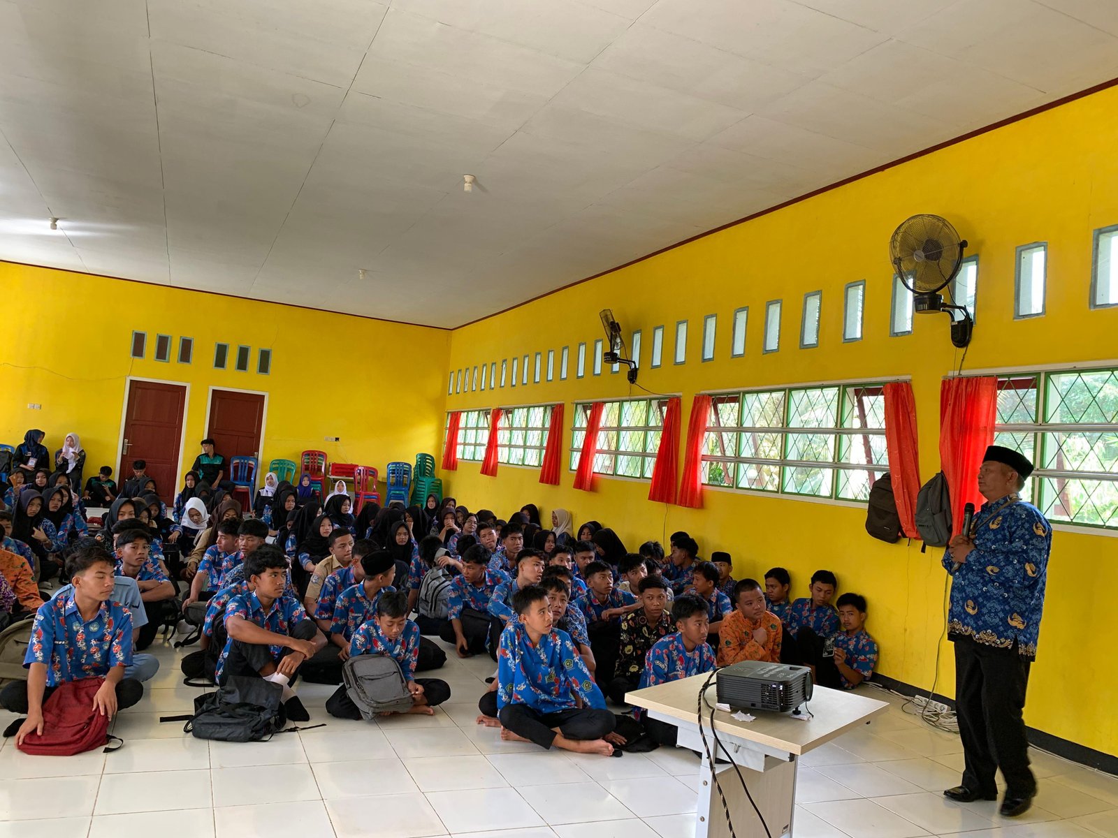 Kepala KUA Kota Arga Makmur Jadi Narasumber di MPLS SMKN 1 Bengkulu Utara