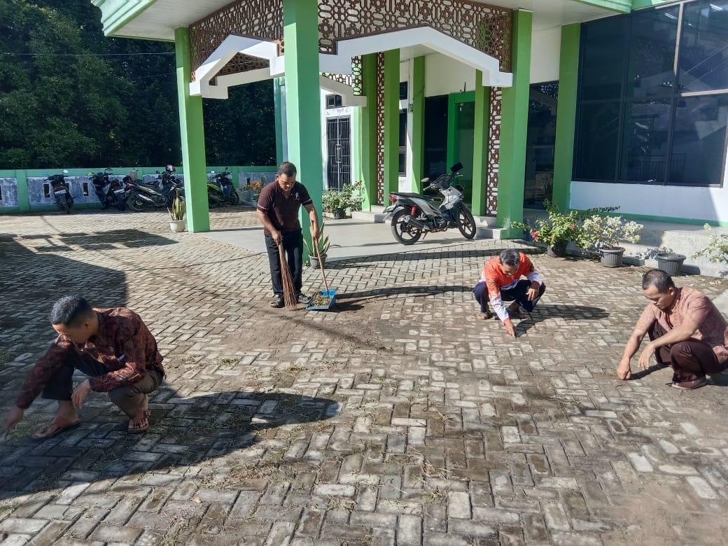 KUA Kec. Hulu Palik Laksanakan Giat Jum'at Bersih Sebagai Bentuk Cerminan Keimanan