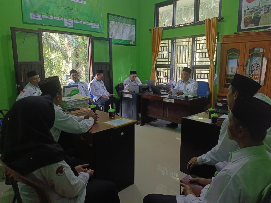 Tegaskan Kedisiplinan, Ka. KUA Kec. Putri Hijau Berikan Arahan