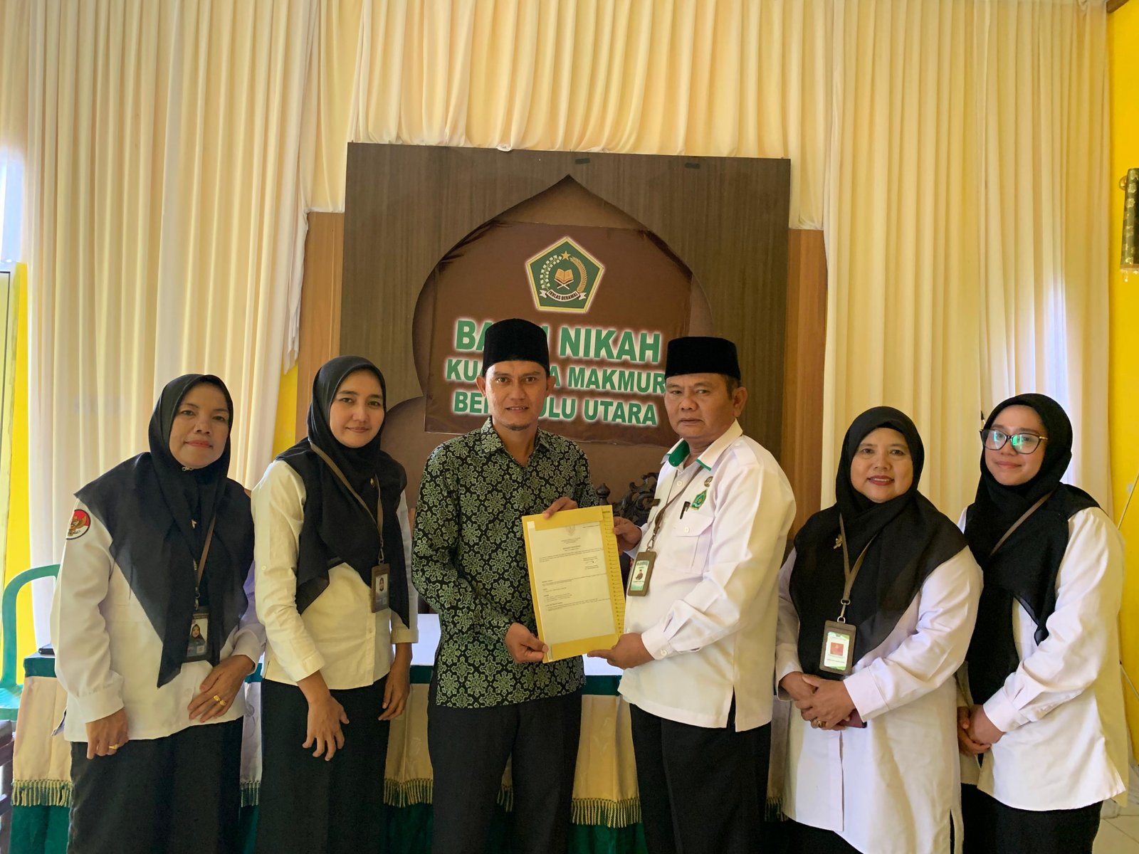Momentum Sakral: Kepala KUA Arga Makmur Serahkan Akta Ikrar Wakaf Masjid Nur Ilahi Gunung Alam