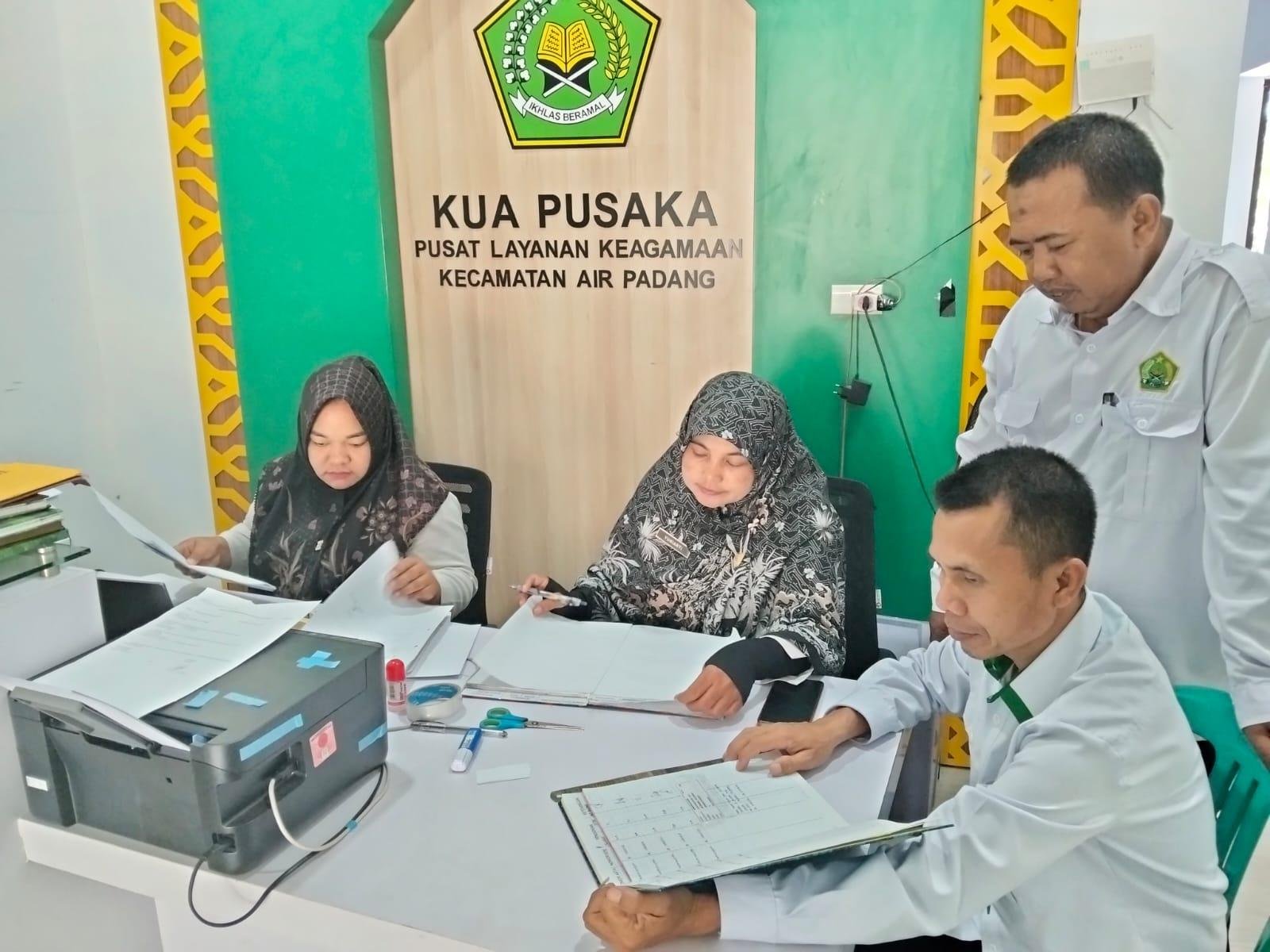 Atasan Lakukan Pembinaan Pegawai KUA Air Padang Tertib Administrasi Dikantor