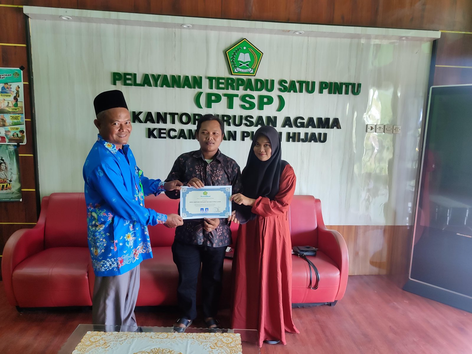 Tips Menjalankan Rumah Tangga Harmonis : KUA Putri Hijau Serahkan Sertifikat Bimwin ke Catin