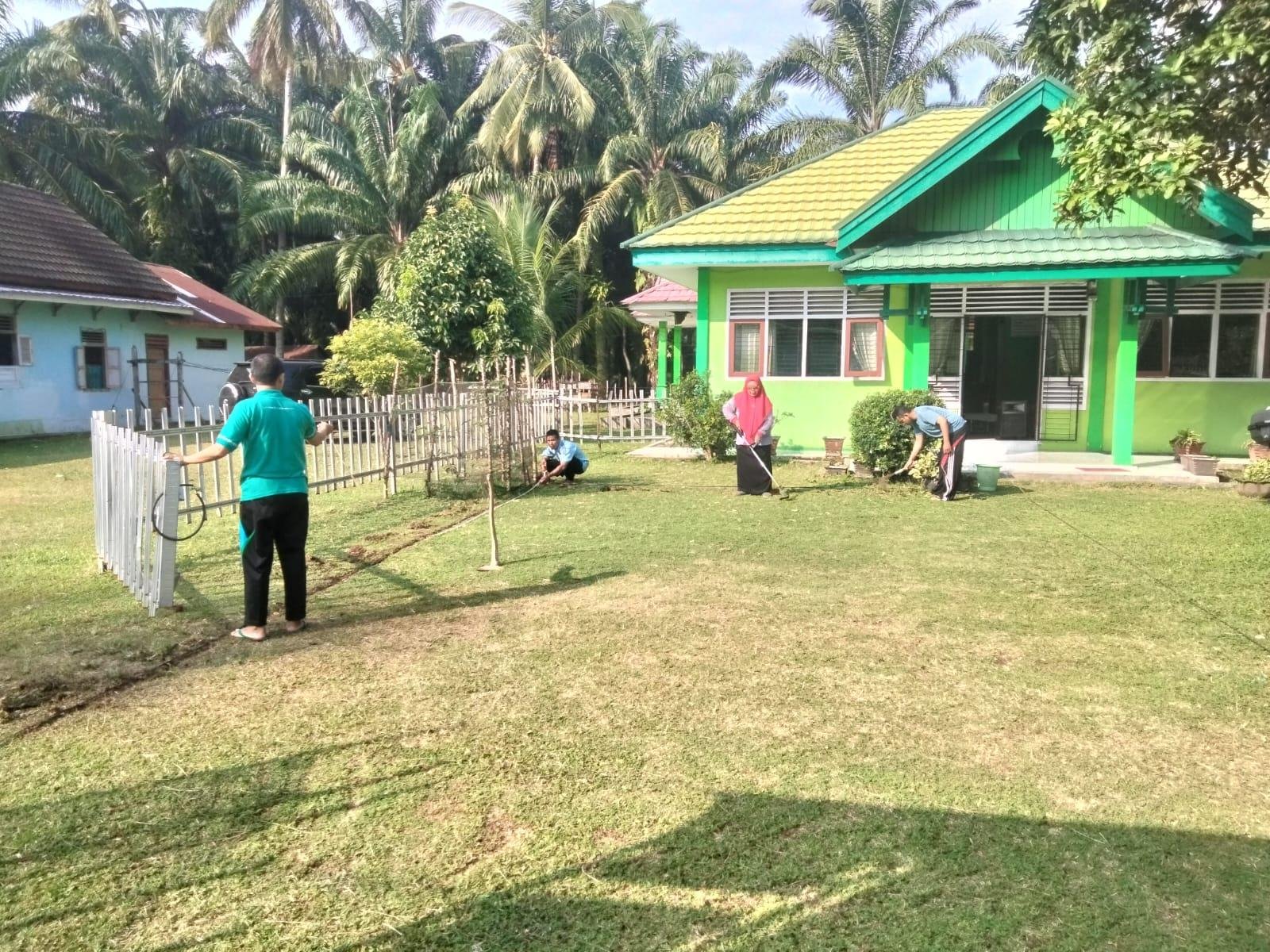 Ciptakan Lingkungan Bersih Dan Asri, Kua Air Napal Lakukan Gotong Royong Bersama