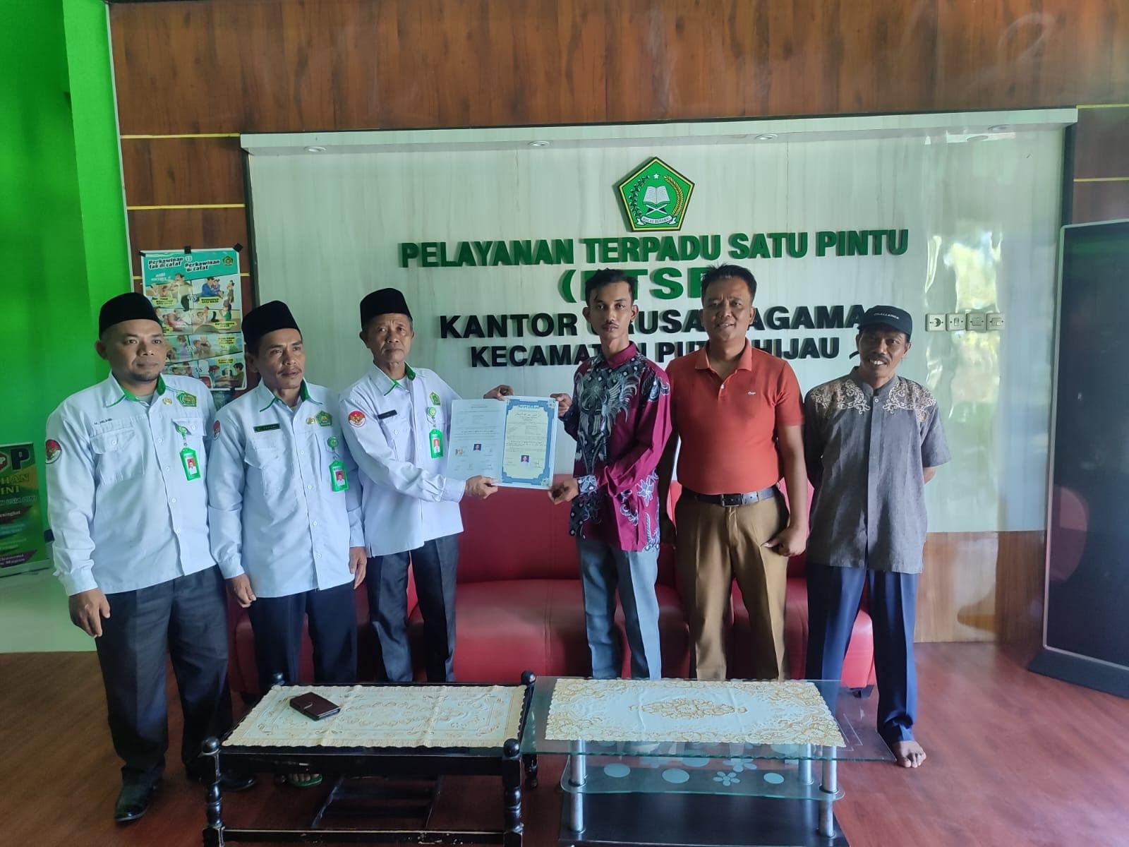 Bimbing Mualaf, KUA Putri Hijau Sampaikan Lima Rukun Islam sampai Beri Sertifikat