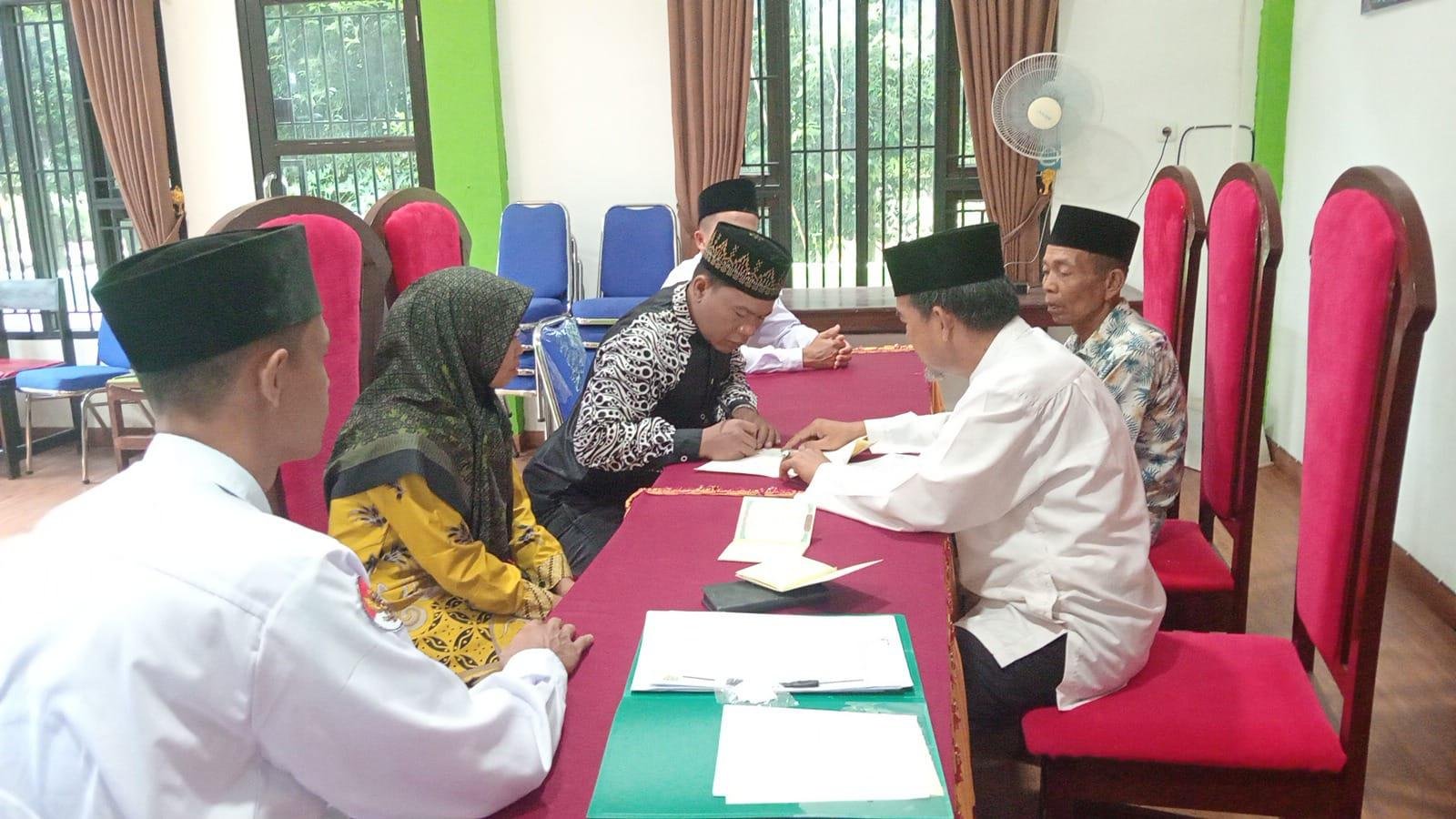 Ka. KUA Kec. Hulu Palik Bimbing Catin Dalam Prosesi Ijab Qobul di Balai Nikah