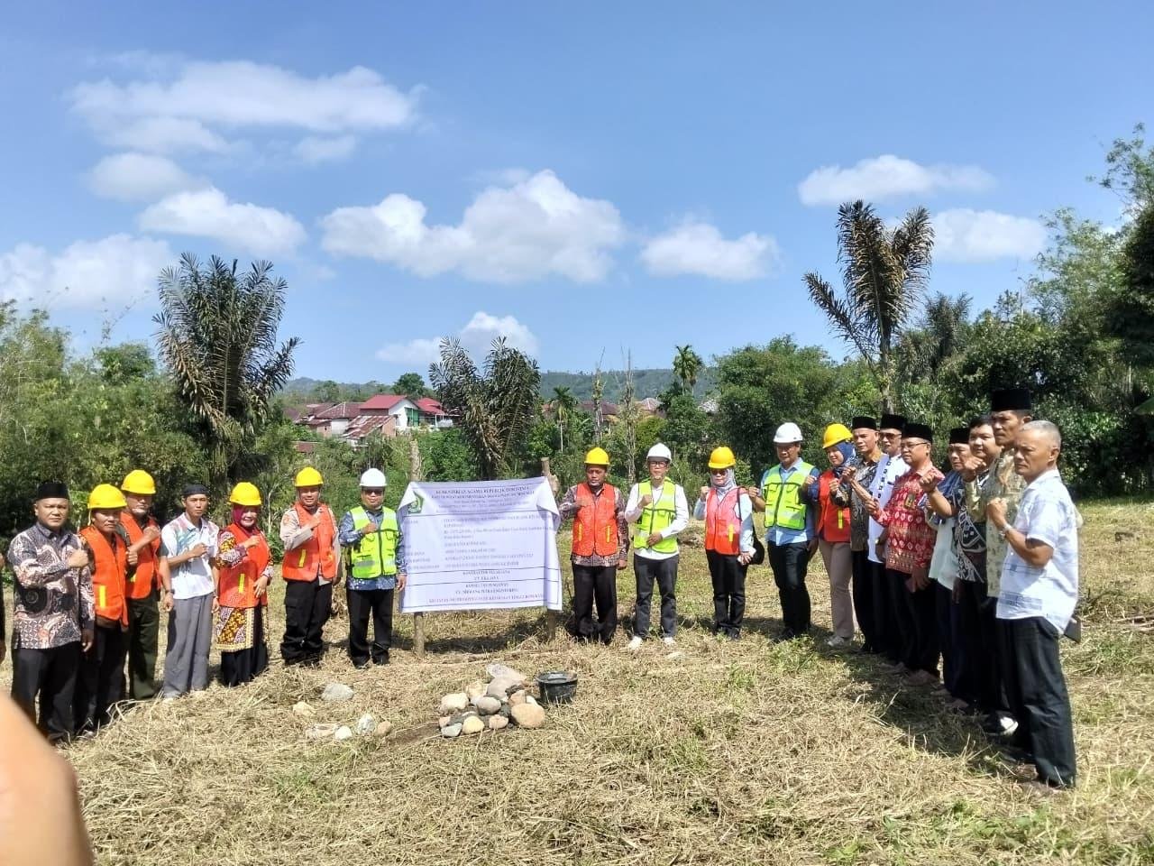 Kepala KUA Ujan Mas Hadiri Peletakan Batu Pertama di MIN 04 Kepahiang