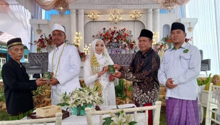 Kepala KUA Kerkap Memimpin Prosesi Pernikahan di Kelurahan Lubuk Durian