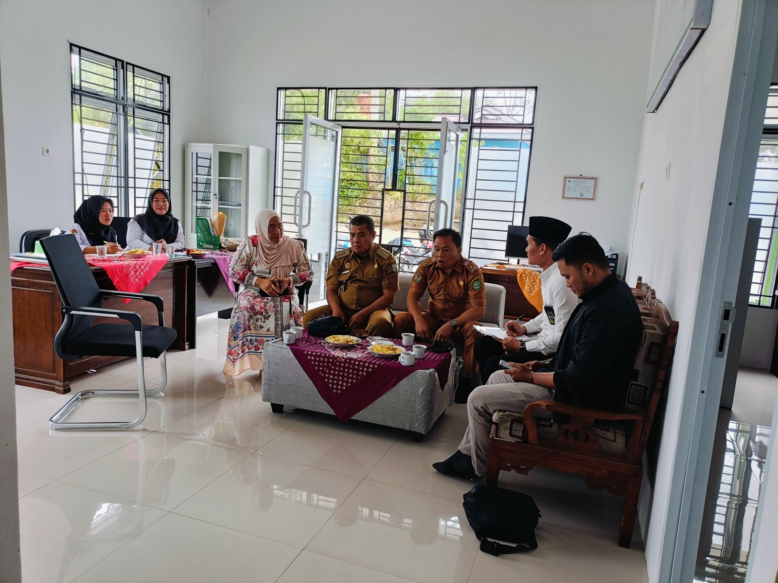 Camat, BKMT dan PT Hitay Matangkan Persiapan HUT RI di KUA Muara Kemumu