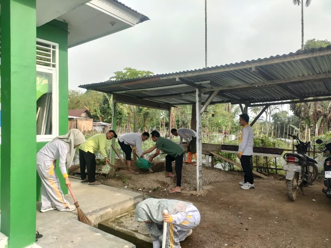 KUA Ujan Mas Gelar Jum’at Bersih