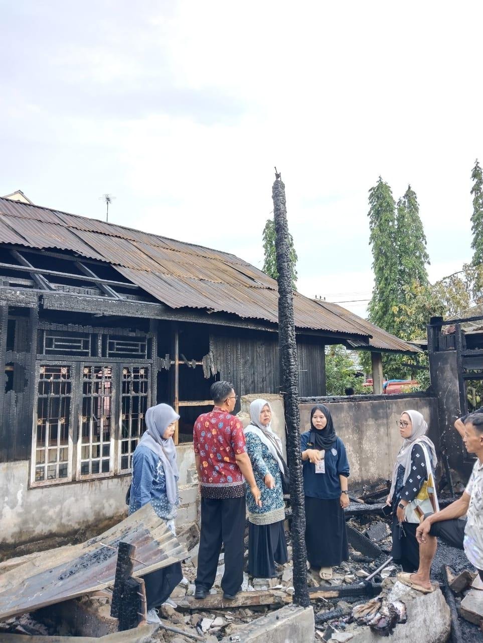 Keluarga Besar KUA Kecamatan Kota Arga Makmur Tunjukkan Kepedulian di Lokasi Kebakaran dan Buka Donasi untuk Korban